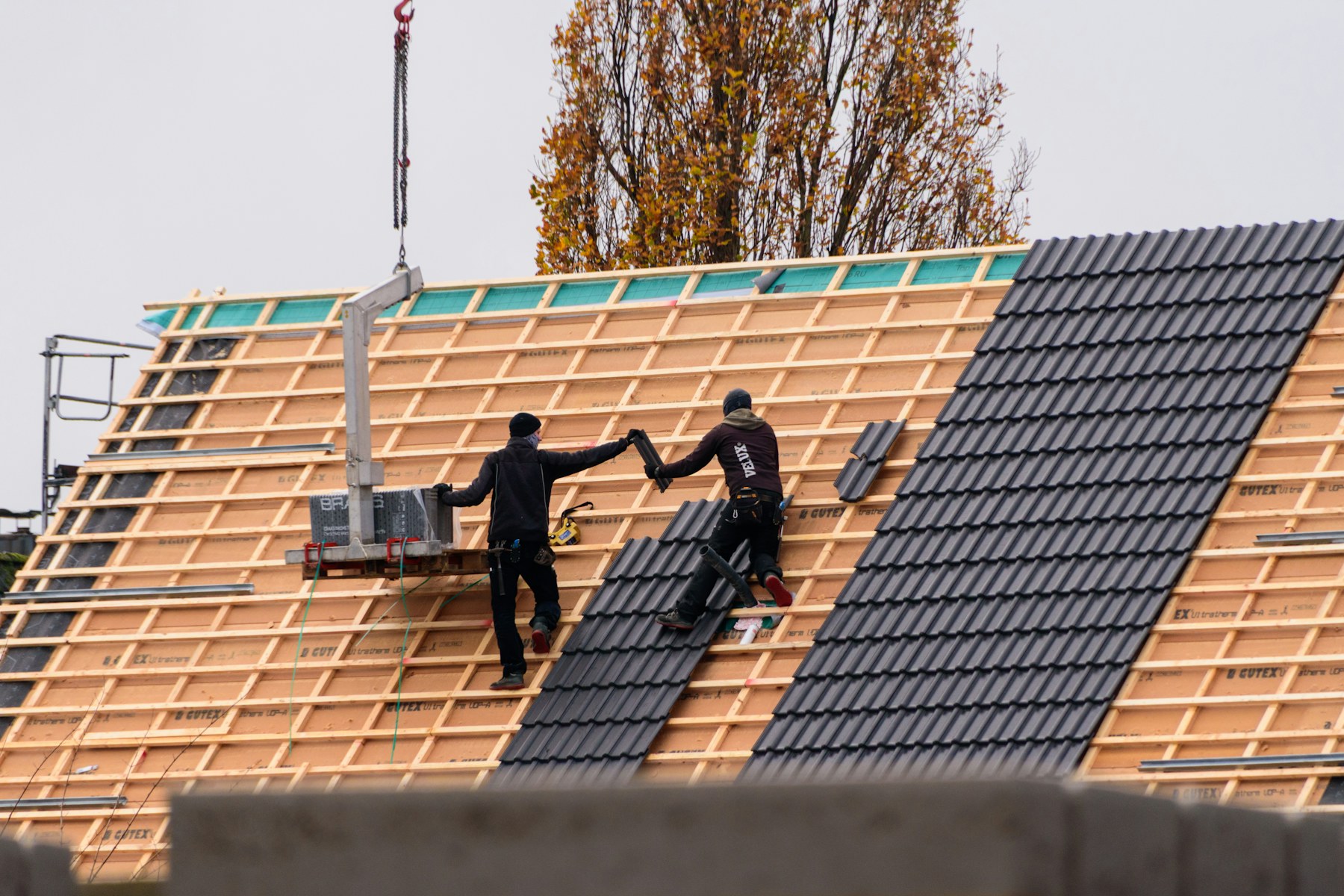 Dachhandwerk auf einem Steildach – Symbolbild, kein HAKO-Projektfoto