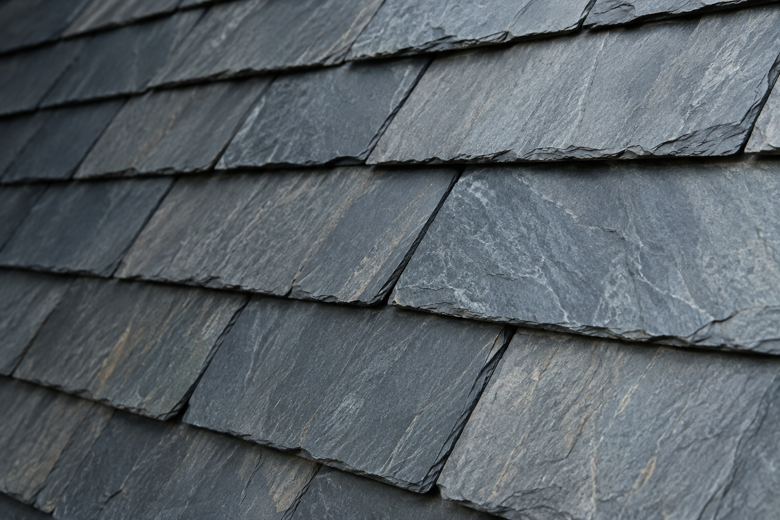 Materialstudie: Struktur und überlappende Kanten von blaugrauem Naturschiefer